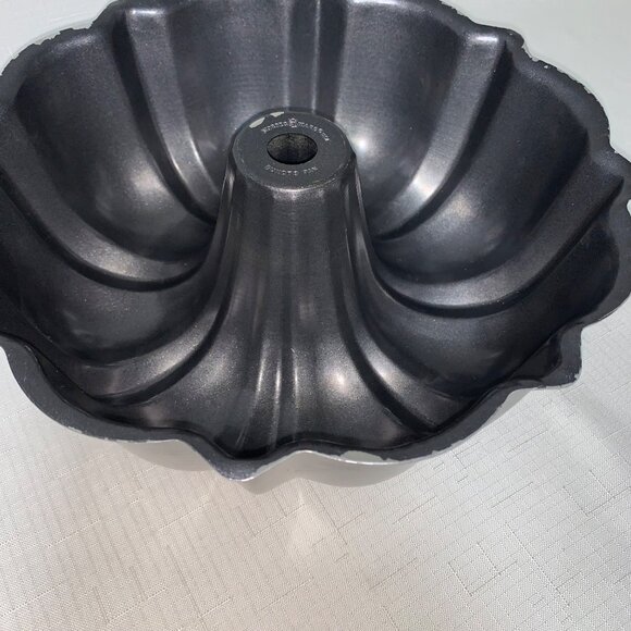 Nordic Ware Cast Aluminum Bundt Pan 10 Cup Capacity Nonstick Coating Baking XMas - Picture 3 of 7